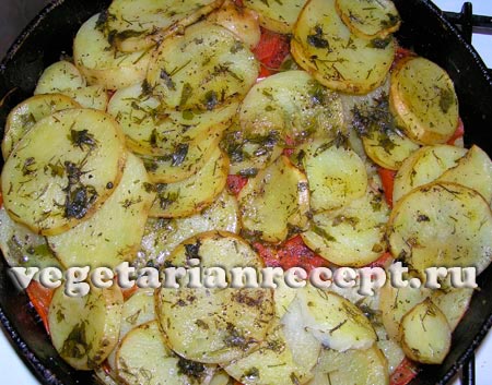 Как приготовить Запечённая картошка с курицей и помидорами с майонезом рецепт пошагово