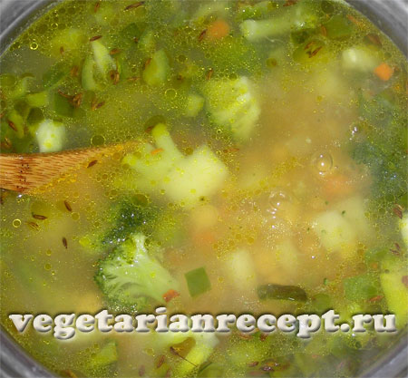 Вегетарианский нутовый суп с брокколи почти готов