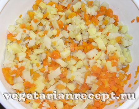 Порезанные картофель и морковь