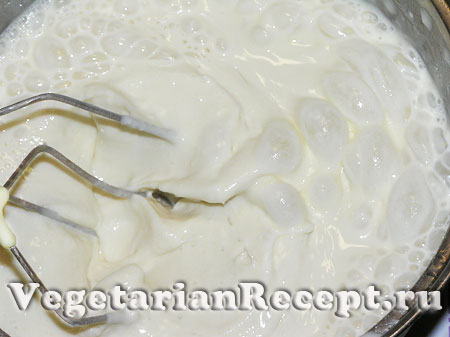 Приготовление заварного крема без яиц. Перемешивание молока с мукой (фото)