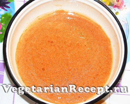 Жидкие ингредиенты для приготовления томатного печенья (фото)