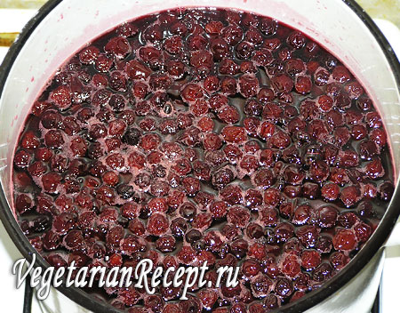 Приготовление вишневого варенья с косточками (3 кипячение)