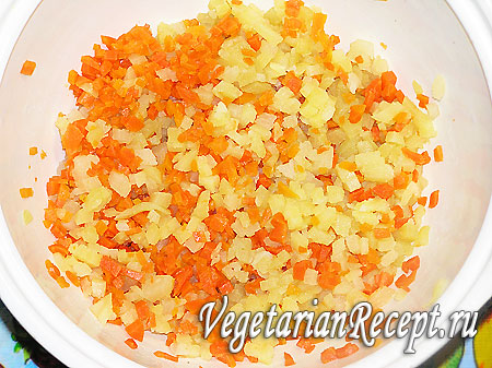 Покрошенные картофель и морковь для приготовления вегетарианской окрошки