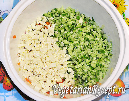 Приготовление вегетарианской окрошки: добавление сыра