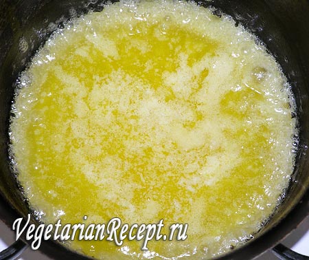 Приготовление бурфи: растапливание масла с сахаром (фото)