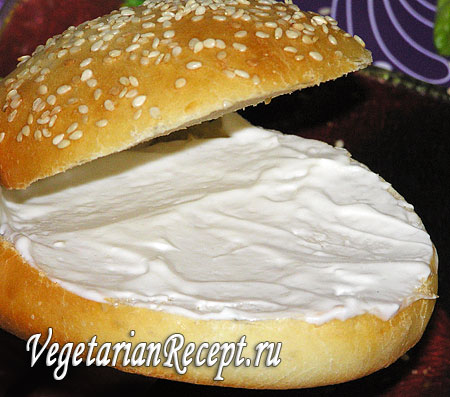 Вегетарианский гамбургер: слой майонеза. Фото.