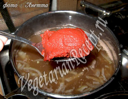 Вегетарианская солянка - добавление томатной пасты