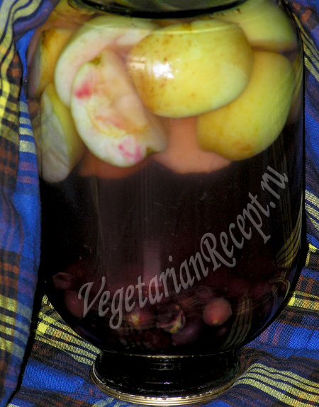 компот из винограда и яблок