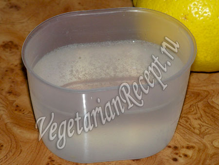 Вода с лимонным соком и солью для приготовления теста
