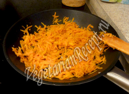 Морковь для салата с жареными огурцами