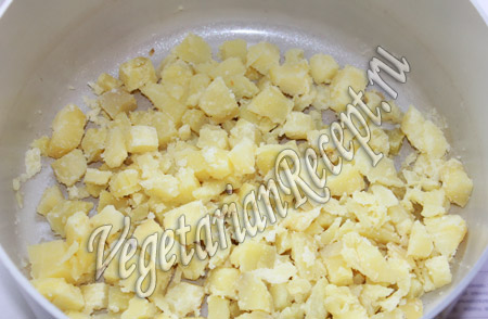 картофельный салат с солеными огурцами - шаг 1