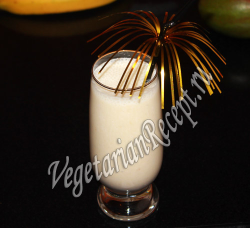 коктейль с кокосовым молоком и бананами