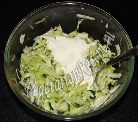 добавляем сметану в салат из редьки с огурцом