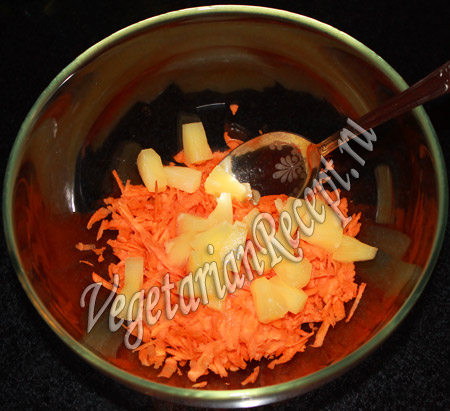 салат с морковью и ананасом
