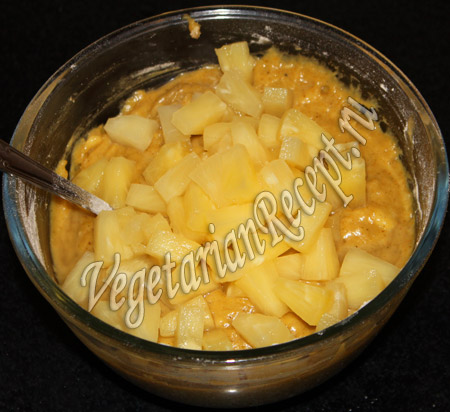 кладем ананасы в тесто