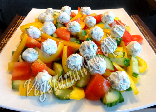 салат из свежих овощей с шариками из феты и оливок