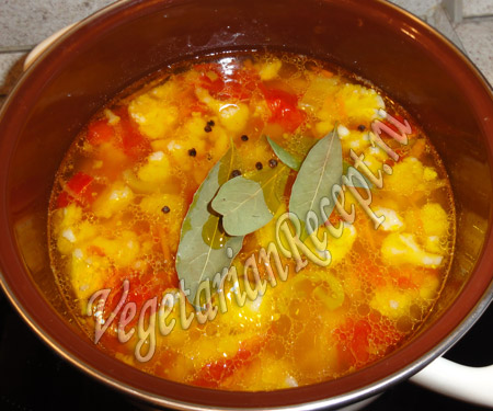 добавляем пряности в суп из красной чечевицы