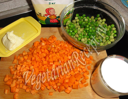 морковь, зеленый горошек, молоко и масло