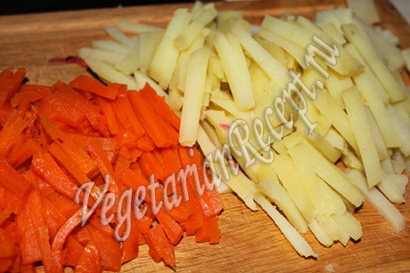 нарезанные картофель и морковь
