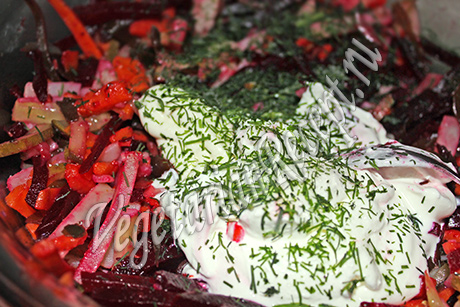 заправляем салат сметаной