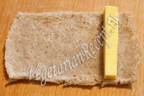 кладем сыр на хлеб
