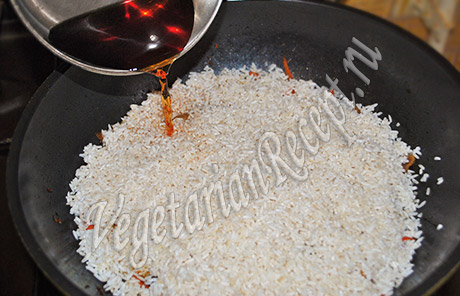 заливаем рис карамельной водой