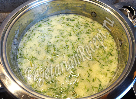 добавляем зелень в суп