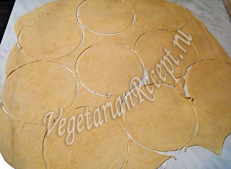 татарские пирожки - вырезаем тесто