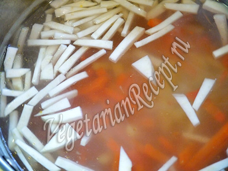 суп с клецками - кладем сельдерей