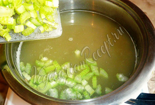 добавляем сельдерей в суп из чечевицы