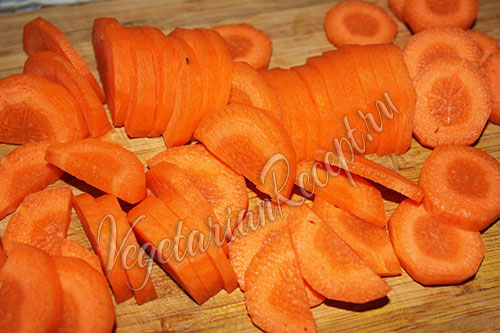 морковь режем полукругами