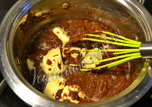 добавляем масло в шоколадную начинку