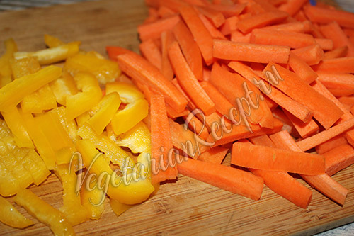 брусочки перца и моркови