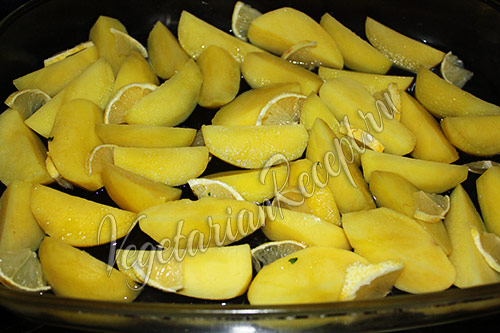 заливаем картофель водой и добавляем лимон