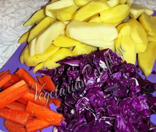 нарезаем картошку, капусту и морковку