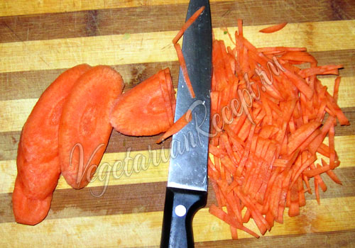Режем морковь соломкой