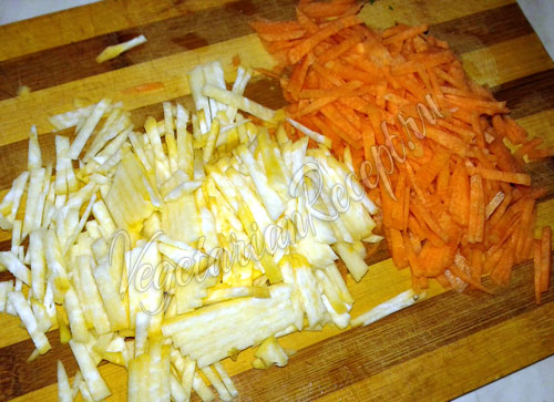 Режем соломкой репу и морковь