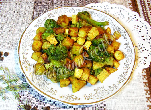 картошка с брокколи на сковороде