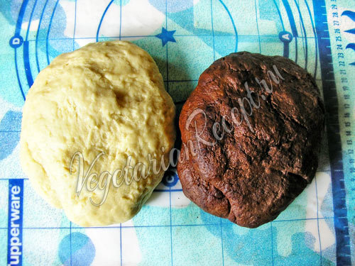 Замешиваем тесто для печенья - белое и с какао