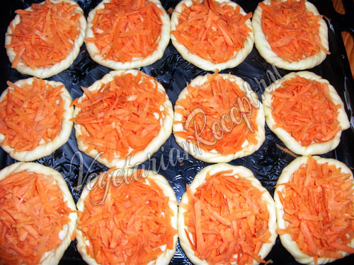 Выкладываем морковь на ватрушки