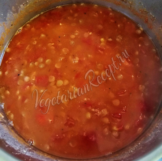 Приготовление чечевичного супа с помидорами