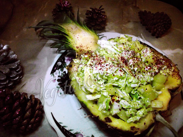 Салат в ананасе - рецепт