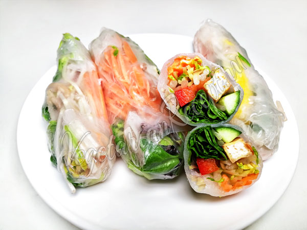 Спринг-роллы из рисовой бумаги с овощами и тайским соусом арахисовым .