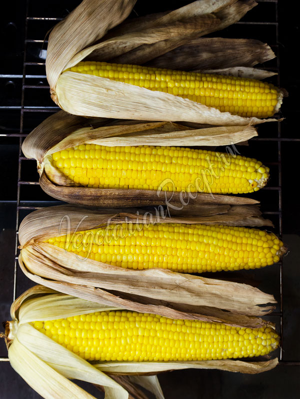 Запеченная кукуруза в листьях в духовке