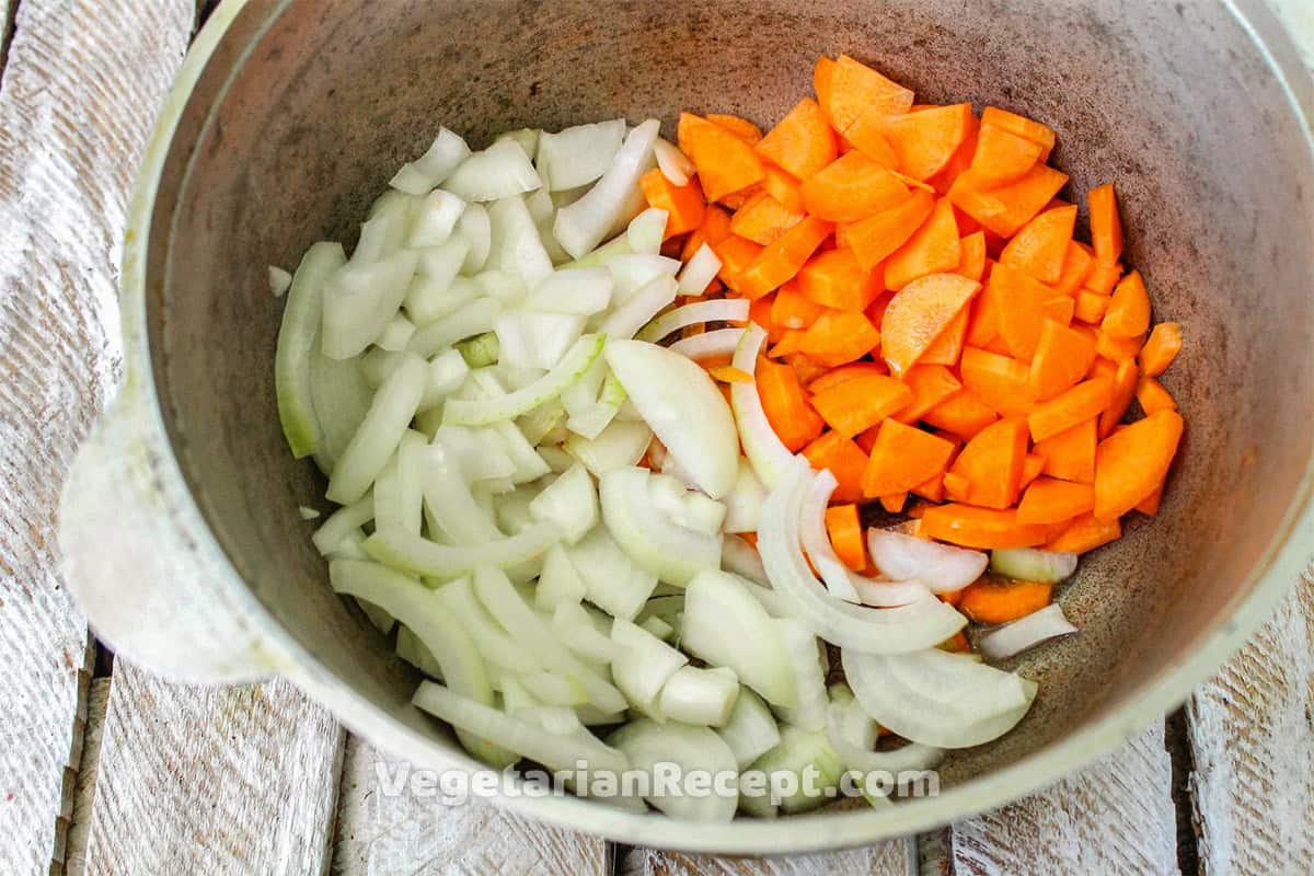 Нарезанные морковь и лук для салата